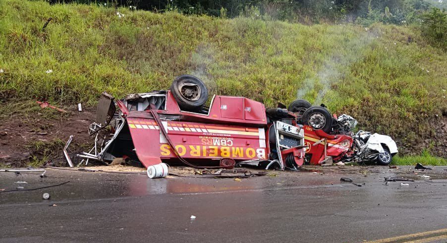 Viatura dos bombeiros bateu em carro de passeio no interior do Rio Grande do Sul; caminhão estava indo atender a outro acidente de trânsito
