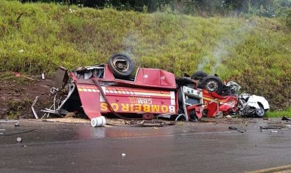 Viatura dos bombeiros bateu em carro de passeio no interior do Rio Grande do Sul; caminhão estava indo atender a outro acidente de trânsito