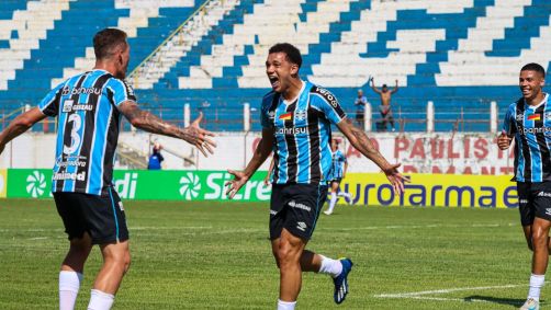 Jogadores do Grêmio comemoram gol na Copinha