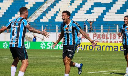 Jogadores do Grêmio comemoram gol na Copinha