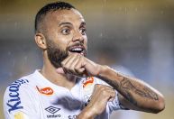 Guilherme volta a imitar Neymar em comemoração, e Santos provoca torcida