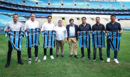 Gustavo Quinteros e comissão visitam a Arena do Grêmio