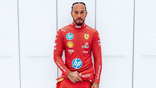 Hamilton aparece pela primeira vez com macacão da Ferrari