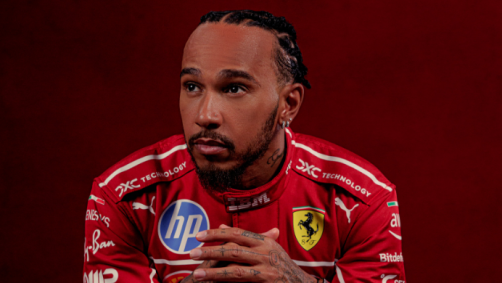 Hamilton com o uniforme da Ferrari
