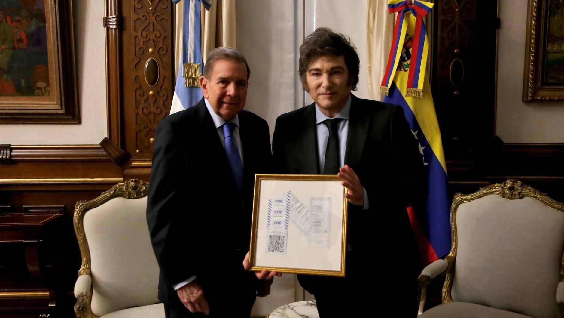 Javier Milei segura quadro com suposta ata eleitoral da Venezuela ao lado de Edmundo González