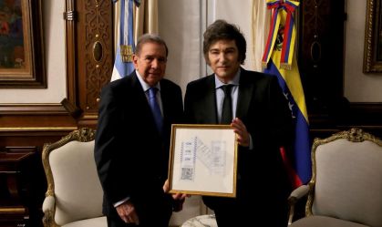 Javier Milei segura quadro com suposta ata eleitoral da Venezuela ao lado de Edmundo González
