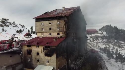 Vídeo mostra hotel após incêndio que deixou 66 mortos na Turquia.