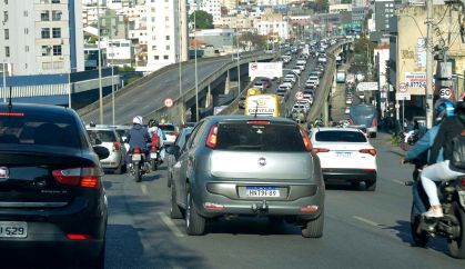 Trânsito na avenida Cristiano Machado, em Belo Horizonte (MG): IPVA 2025 deve arrecadar R$ 11,9 bi