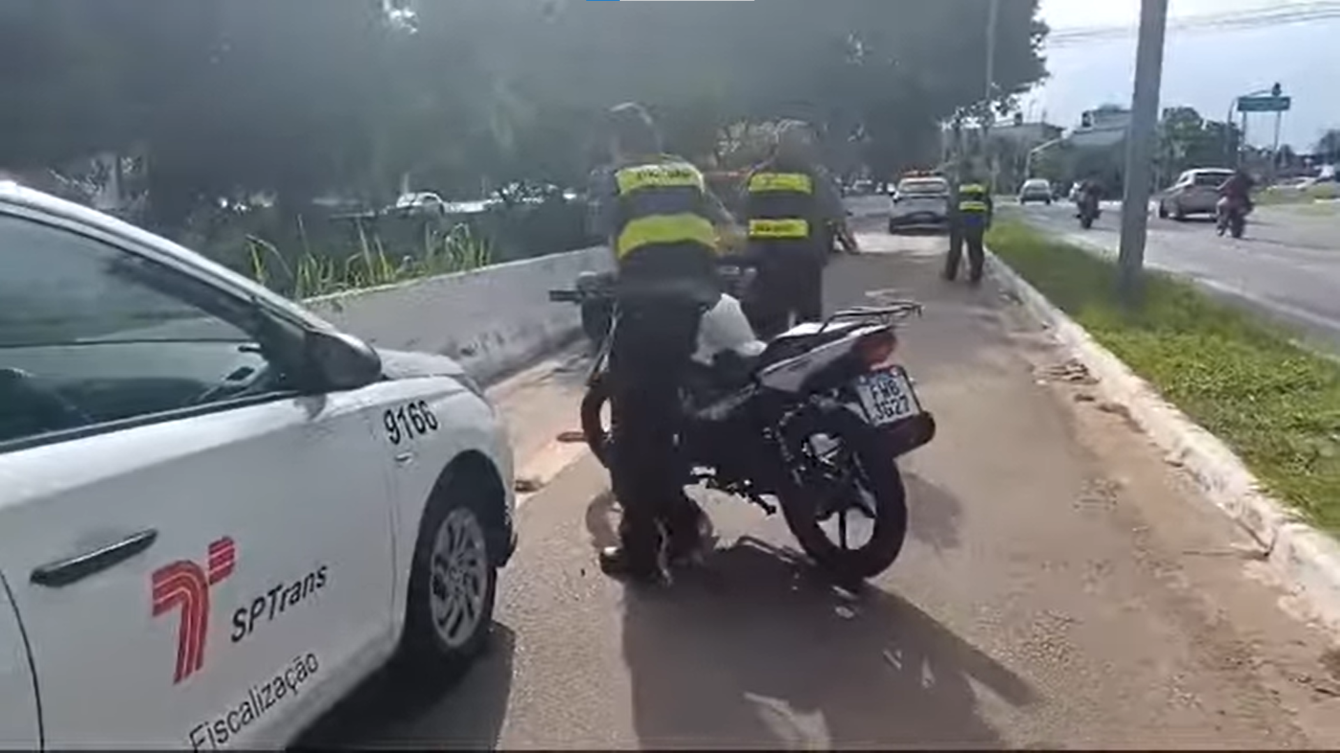 Imagem mostra momento em que agentes da SPTrans apreenderam moto