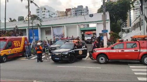 Imagem mostra viaturas da Polícia Civil e Corpo de Bombeiros em frente à Prefeitura de Osasco