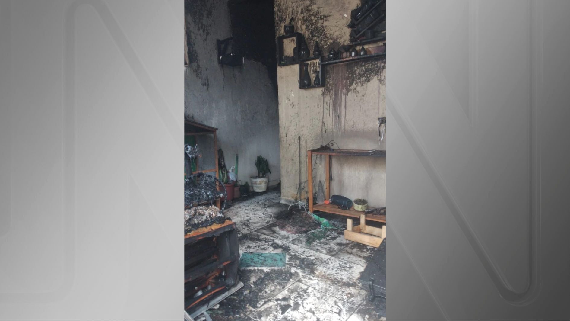 Casa incendiada em Jaboatão dos Guararapes, na região metropolitana do Recife