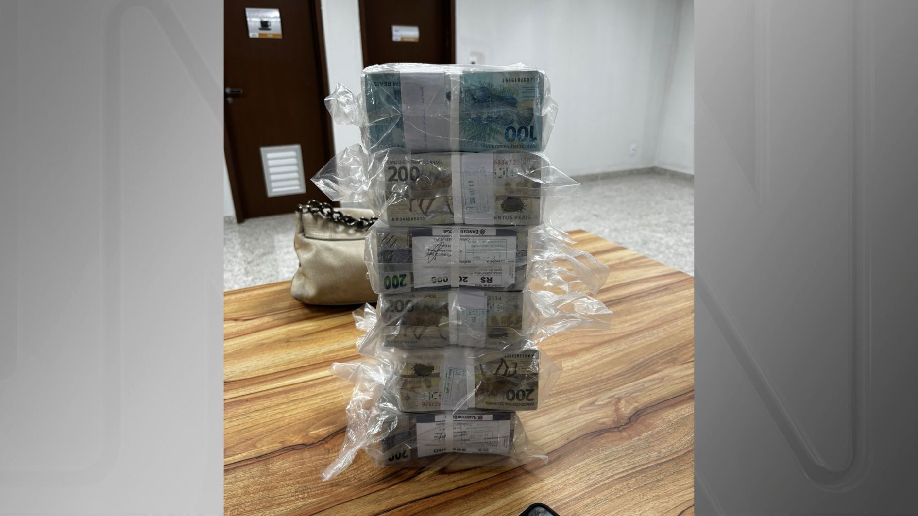 Dinheiro apreendido pela PF; caso foi registrado como corrupção e lavagem de dinheiro