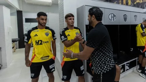 Iseppe (centro) cumprimenta Hulk (Dir) no vestiário da Cidade do Galo