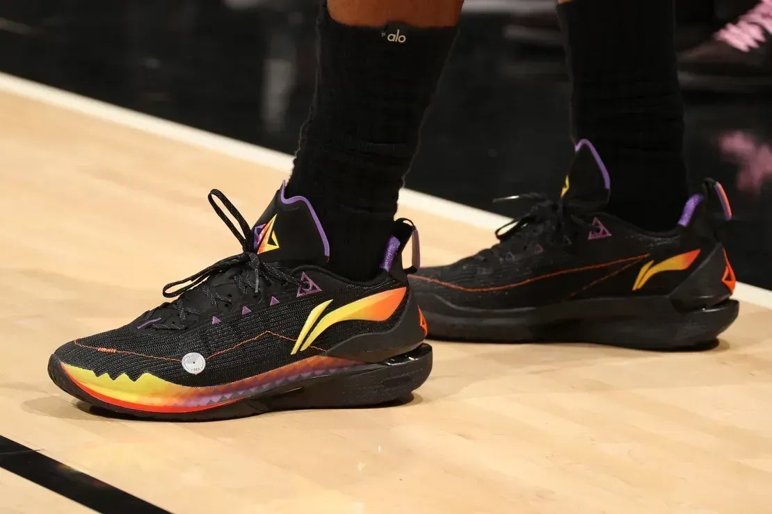 Jimmy Butler usa tênis com as cores do Phoenix Suns • Issac Baldizon/NBAE/Getty Images