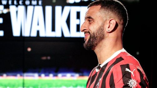 Kyle Walker com a camisa do Milan