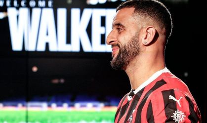 Kyle Walker com a camisa do Milan
