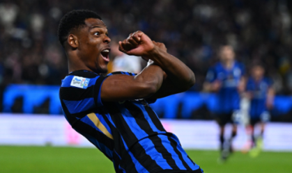 Lautáro Martinez e Dumfries comemoram gol da Inter