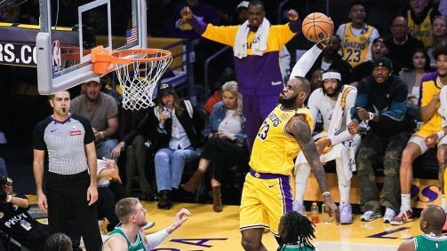 LeBron James durante vitória dos Lakers sobre os Celtics