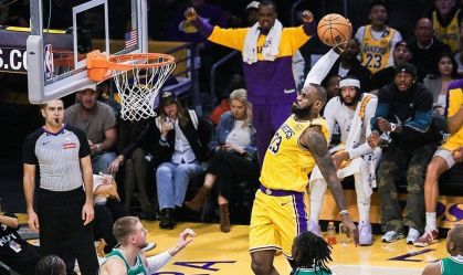 LeBron James durante vitória dos Lakers sobre os Celtics