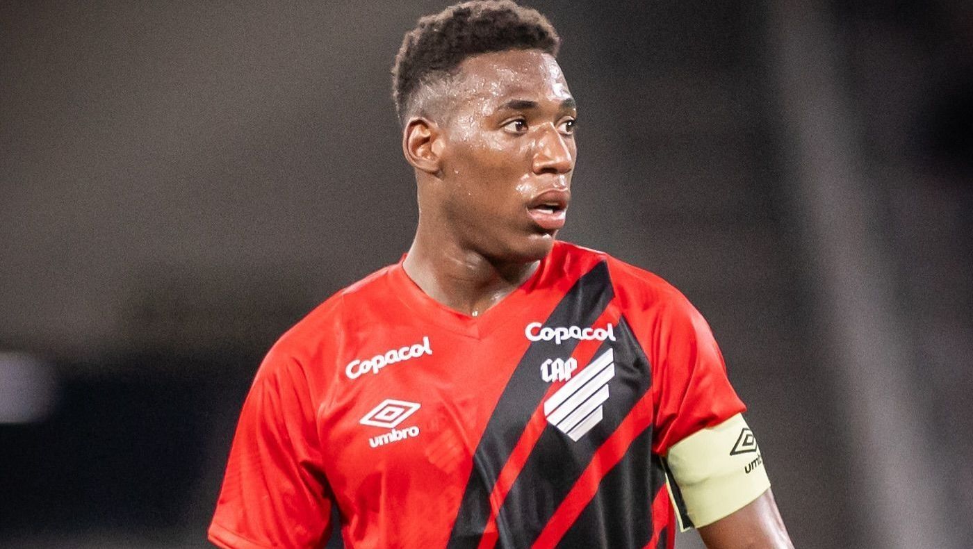 Léo sofreu racismo após expulsão em clássico