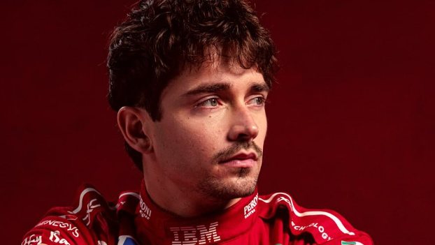 Lewis Hamilton e Leclerc com o uniforme da Ferrari