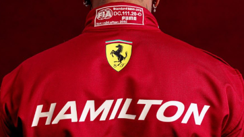 Lewis Hamilton e Leclerc com o uniforme da Ferrari