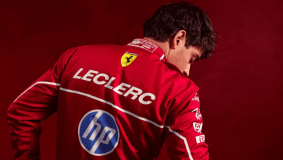Lewis Hamilton e Leclerc com o uniforme da Ferrari