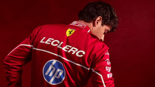 Lewis Hamilton e Leclerc com o uniforme da Ferrari