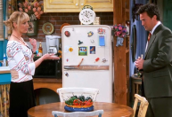 Lisa Kudrow acha recado que Matthew Perry deixou em objeto de cena de "Friends"