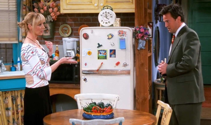 Lisa Kudrow acha recado que Matthew Perry deixou em objeto de cena de "Friends"