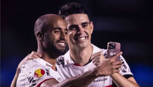 Lucas, à esquerda, e Oscar, à direita, após vitória no Majestoso