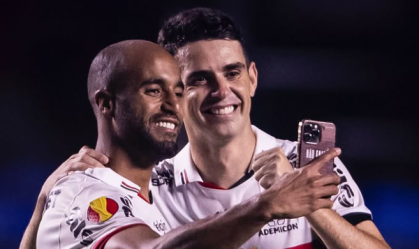 Lucas, à esquerda, e Oscar, à direita, após vitória no Majestoso