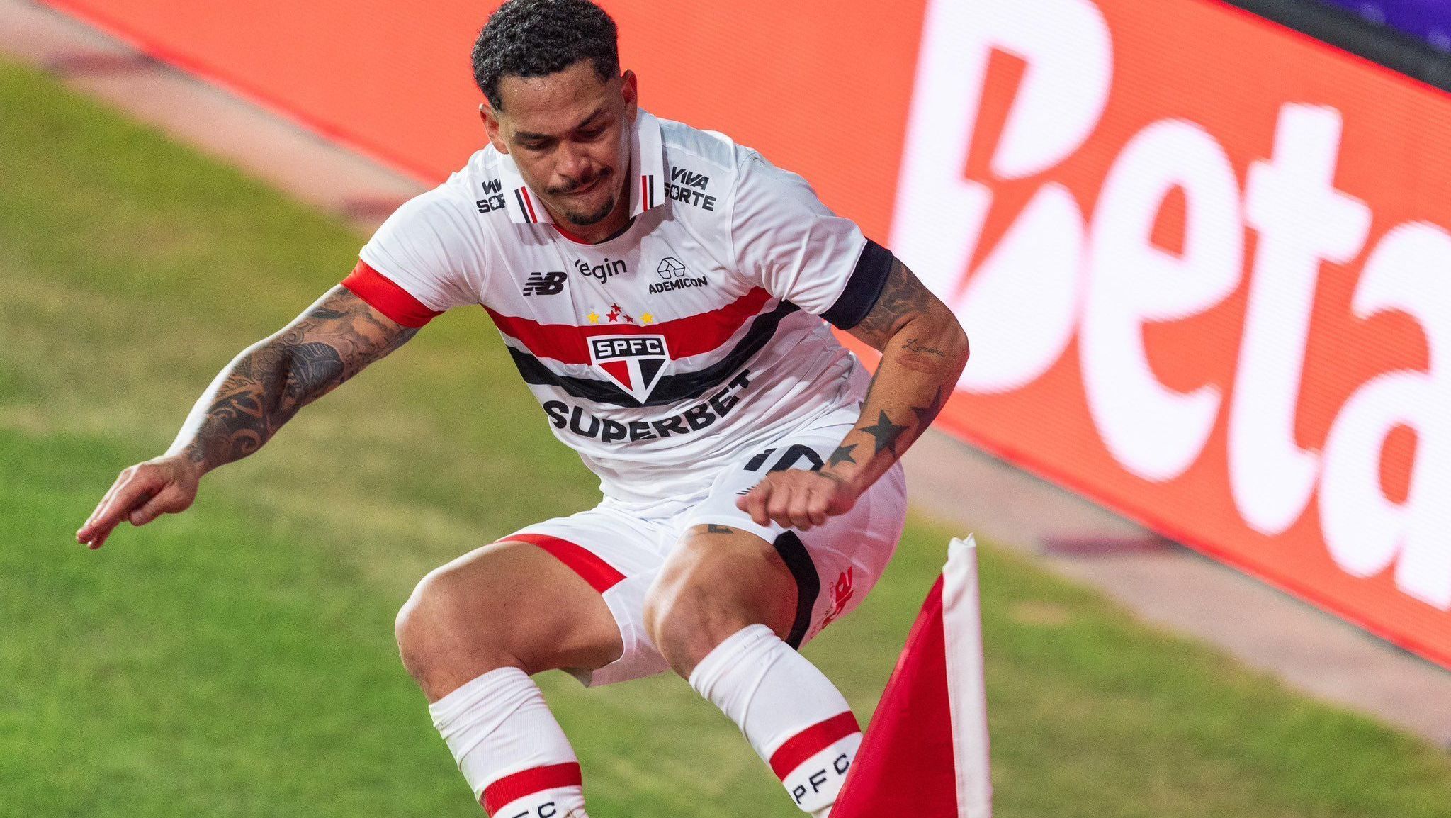 Luciano comemora gol com voadora na bandeirinha