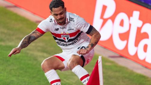 Luciano comemora gol com voadora na bandeirinha