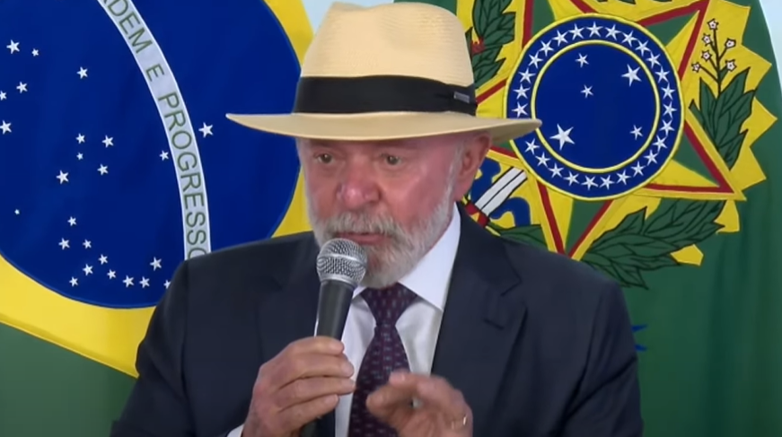 Lula durante sanção da proibição de celulares