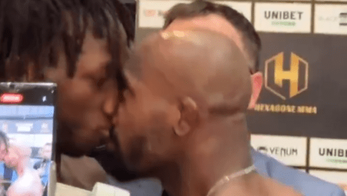 Lutadores se beijam em pesagem