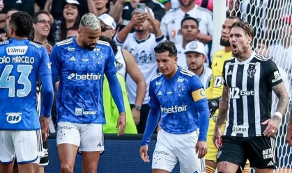 Lyanco (dir) em partida entre Atlético e Cruzeiro