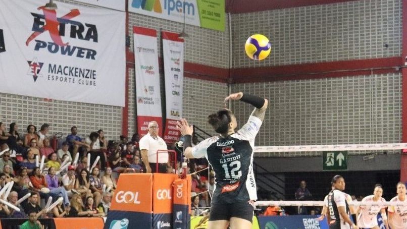 Mackenzie durante partida da Superliga Feminina de Vôlei