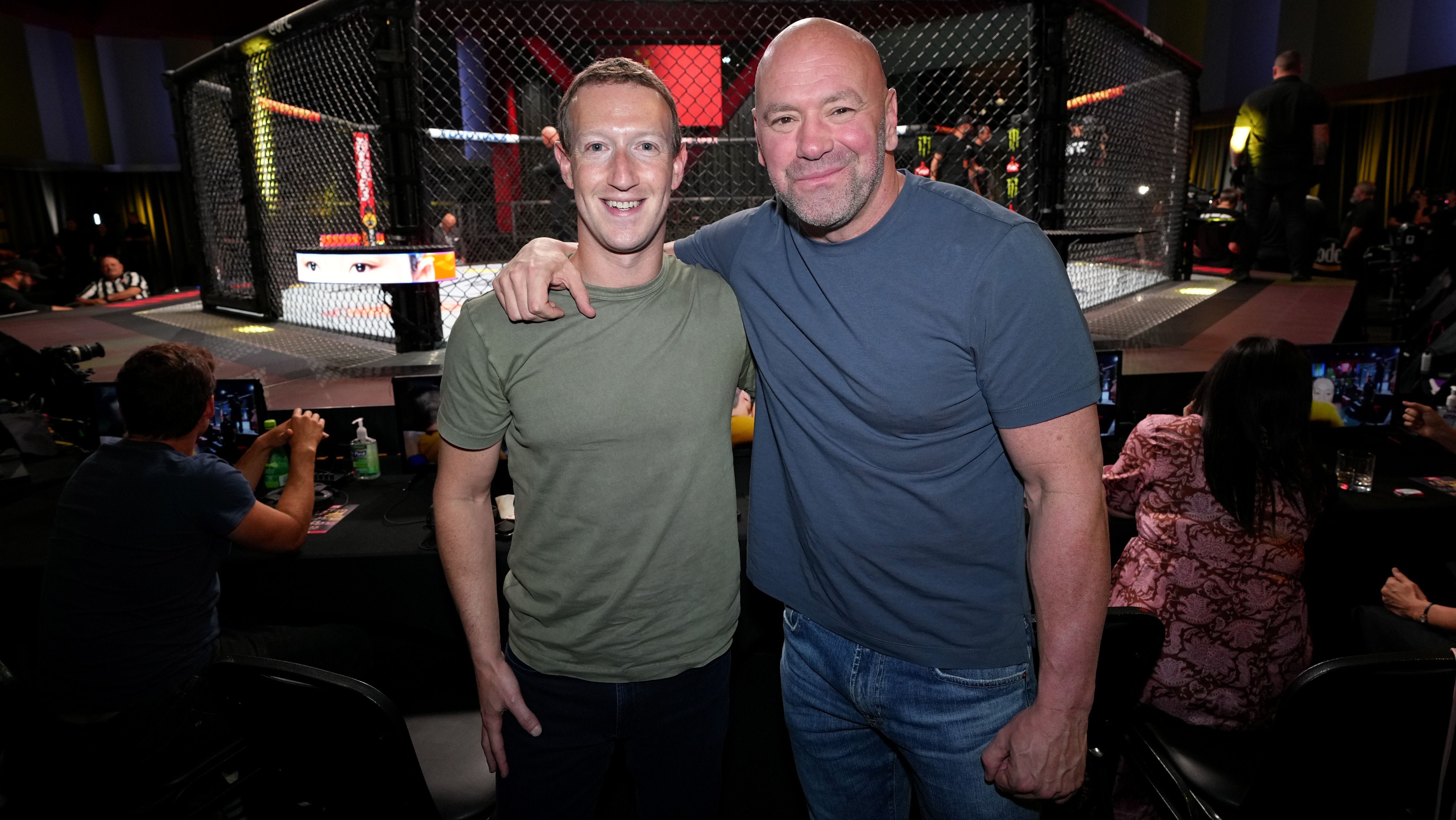 Mark Zuckerberg e Dana White durante luta