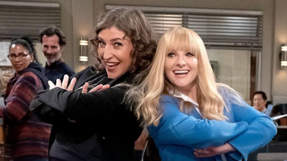 Mayim Bialik e Melissa Rauch em "Night Court"