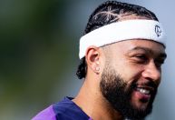 Volante do Corinthians revela bastidores do dia a dia com Memphis Depay