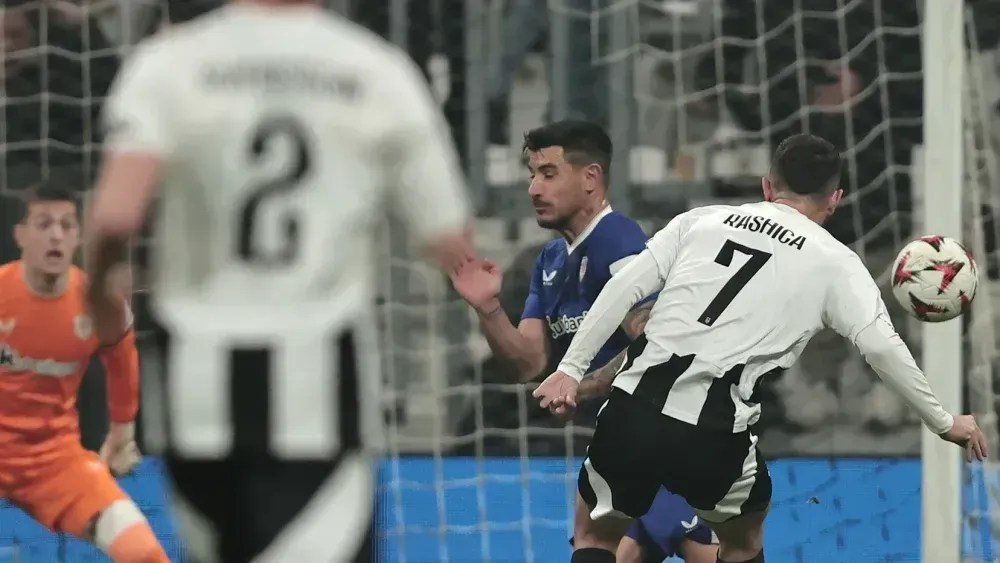 Milot Rashica em chute ao gol