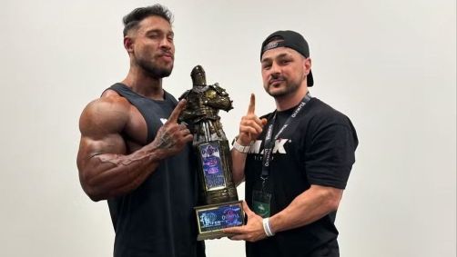 Ramon Dino e Faixa Preta com troféu do Mr Olympia 2024