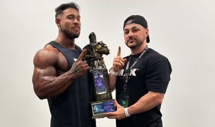 Ramon Dino e Faixa Preta com troféu do Mr Olympia 2024
