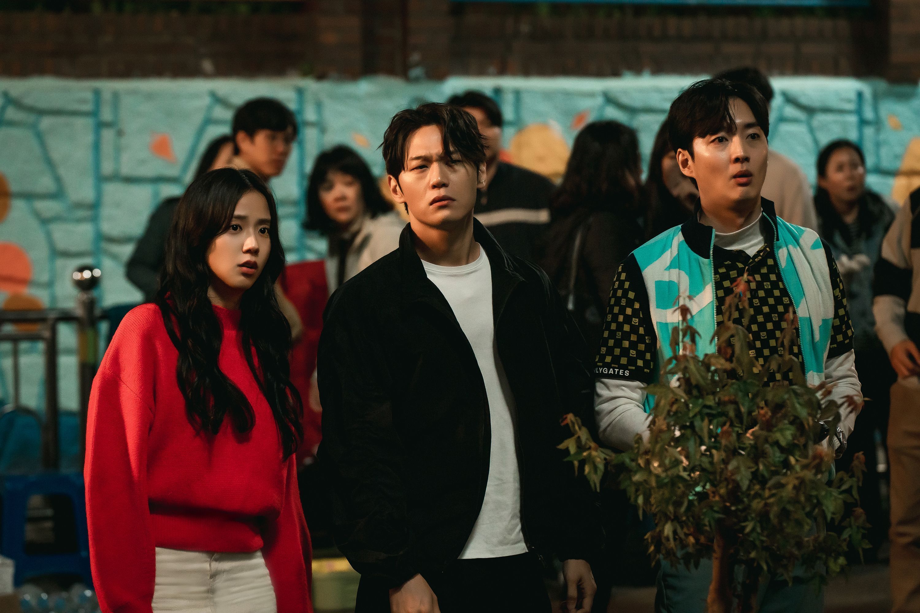 No drama, a personagem de Jisoo tenta atravessar Seul para reencontrar o namorado. • Prime Video