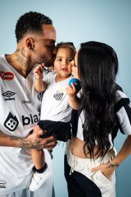 Neymar posa com camisa do Santos