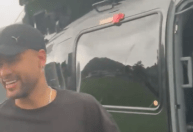 Neymar chega de helicóptero no CT do Santos e abraça presidente do clube