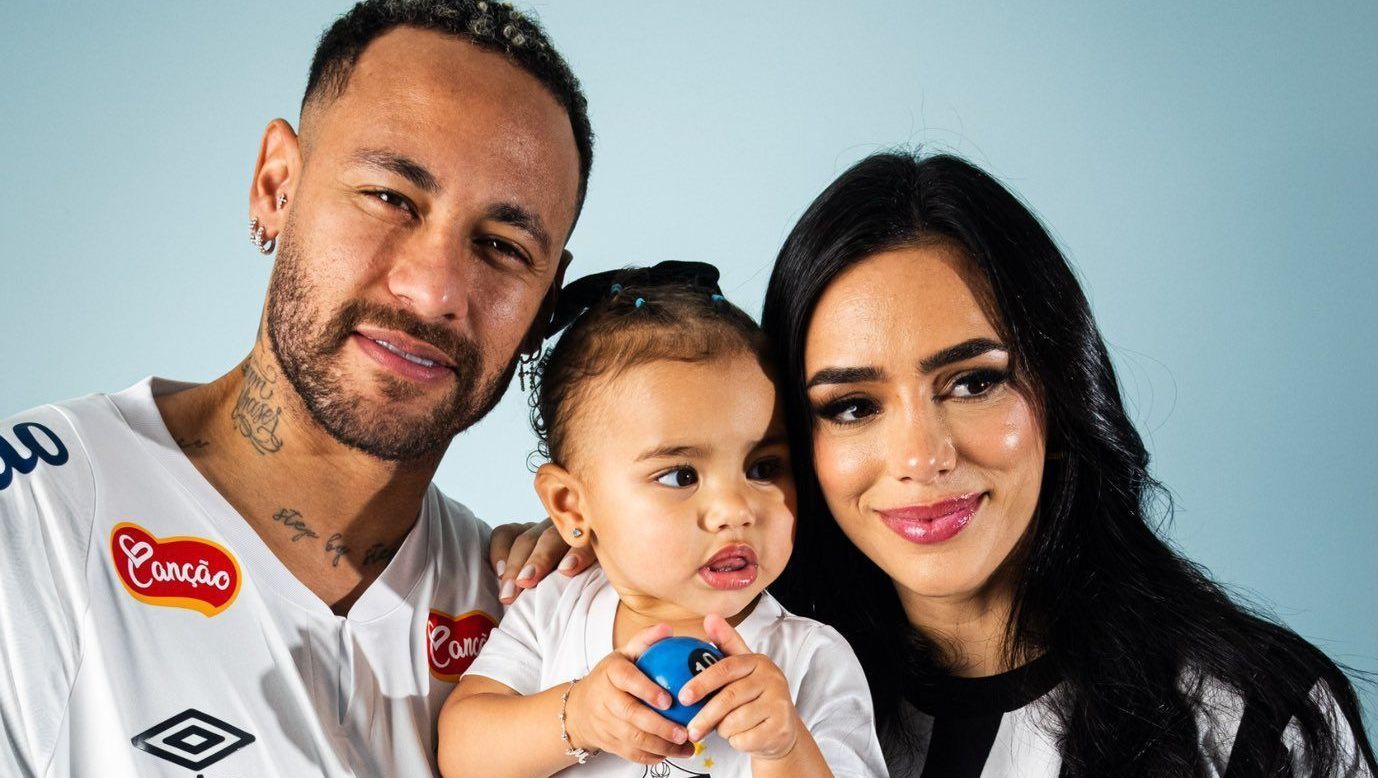 Neymar posa com camisa do Santos