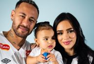 Neymar posa ao lado de Biancardi e Mavie com a camisa do Santos; veja fotos