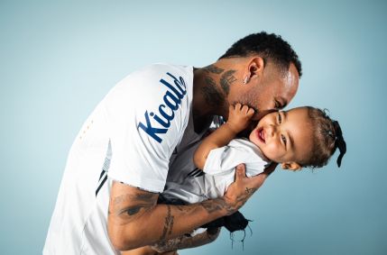 Neymar posa com camisa do Santos